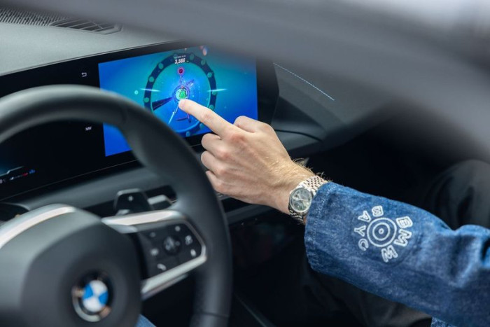 Die Steuerung des Affen bei Dookey Dash auf seinem Weg durch die Kanalisation ist mit ausgestrecktem Arm nicht ganz einfach. (Bild: BMW)